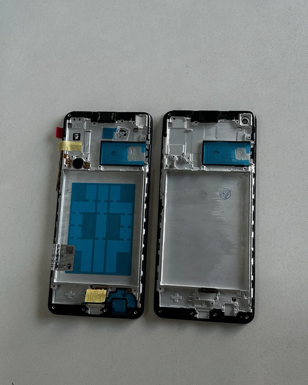 Aros e chassis de celular separados na bancada da Cell Peças